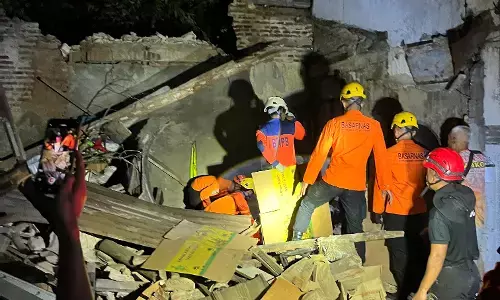 Tim SAR evakuasi 5 warga tertimpa reruntuhan rumah di Semarang