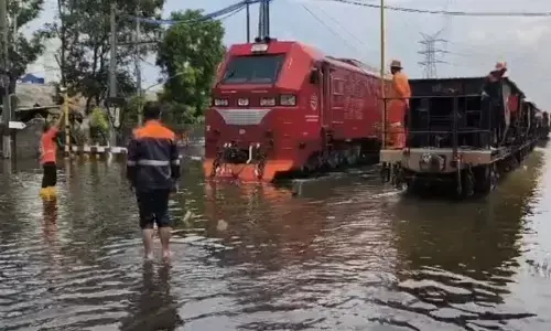 16 perjalanan KA dibatalkan akibat banjir rendam jalur rel di Semarang