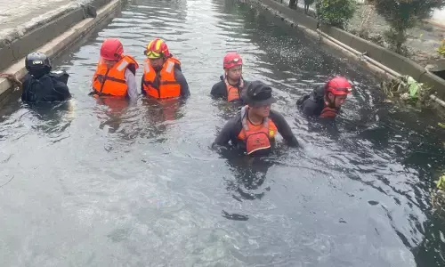 Banjir Semarang, Tim SAR evakuasi 47 warga dan mencari 1 anak terseret arus Banjir Semarang, Tim SAR evakuasi 47 warga dan mencari 1 anak terseret arus