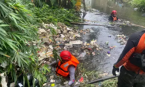 Banjir Semarang, puluhan warga dievakuasi dan dua bocah hanyut terbawa arus Banjir Semarang, puluhan warga dievakuasi dan dua bocah hanyut terbawa arus