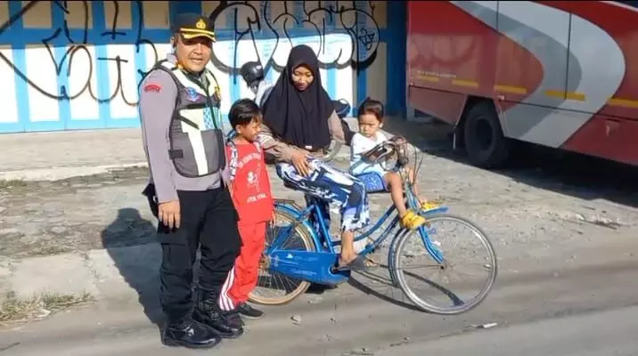 Wujudkan kepedulian, Kompol Sigit Pasono kerap bantu warga pengguna jalan di wilayah Tegal Selatan Wujudkan kepedulian, Kompol Sigit Pasono kerap bantu warga pengguna jalan di wilayah Tegal Selatan