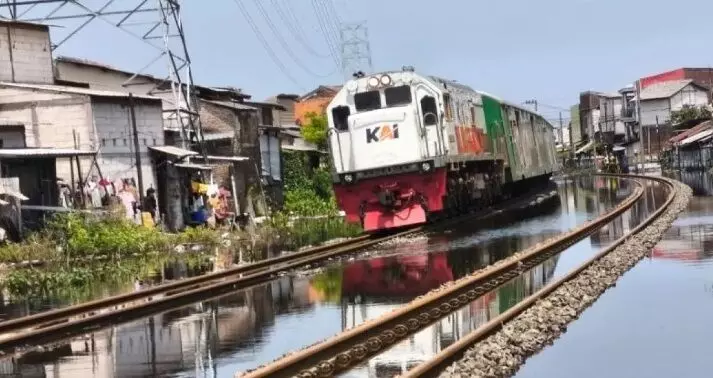 Dua KA di Jember mulai dapat melintas jalur rel Semarang pacsabanjir Dua KA di Jember mulai dapat melintas jalur rel Semarang pacsabanjir