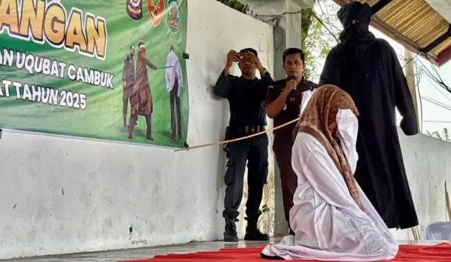 Terpidana zina pingsan usai jalani 100 kali cambuk di Aceh Barat Terpidana zina pingsan usai jalani 100 kali cambuk di Aceh Barat