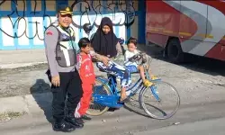 Wujudkan kepedulian, Kompol Sigit Pasono kerap bantu warga pengguna jalan di wilayah Tegal Selatan Wujudkan kepedulian, Kompol Sigit Pasono kerap bantu warga pengguna jalan di wilayah Tegal Selatan