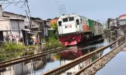 Dua KA di Jember mulai dapat melintas jalur rel Semarang pacsabanjir Dua KA di Jember mulai dapat melintas jalur rel Semarang pacsabanjir