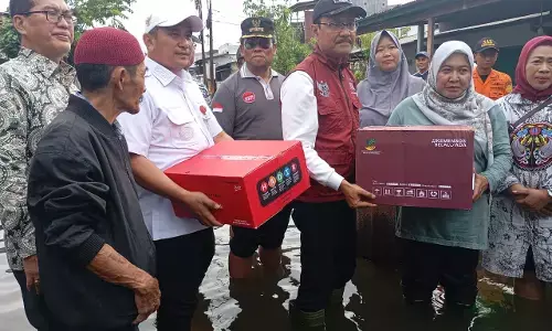 Kunjungi banjir Semarang, Mensos beri bantuan Rp4 miliar dan santuni korban Kunjungi banjir Semarang, Mensos beri bantuan Rp4 miliar dan santuni korban