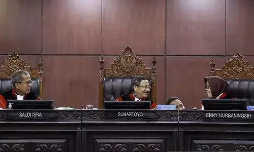 MK tolak uji materi usia pensiun guru diubah jadi 65 tahun MK tolak uji materi usia pensiun guru diubah jadi 65 tahun