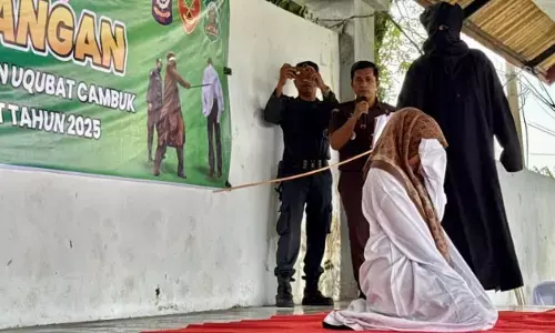 Terpidana zina pingsan usai jalani 100 kali cambuk di Aceh Barat Terpidana zina pingsan usai jalani 100 kali cambuk di Aceh Barat