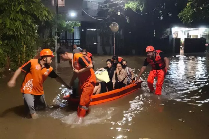 Sebanyak 33 RT di Jaksel masih terendam banjir hingga Jumat pagi Sebanyak 33 RT di Jaksel masih terendam banjir hingga Jumat pagi