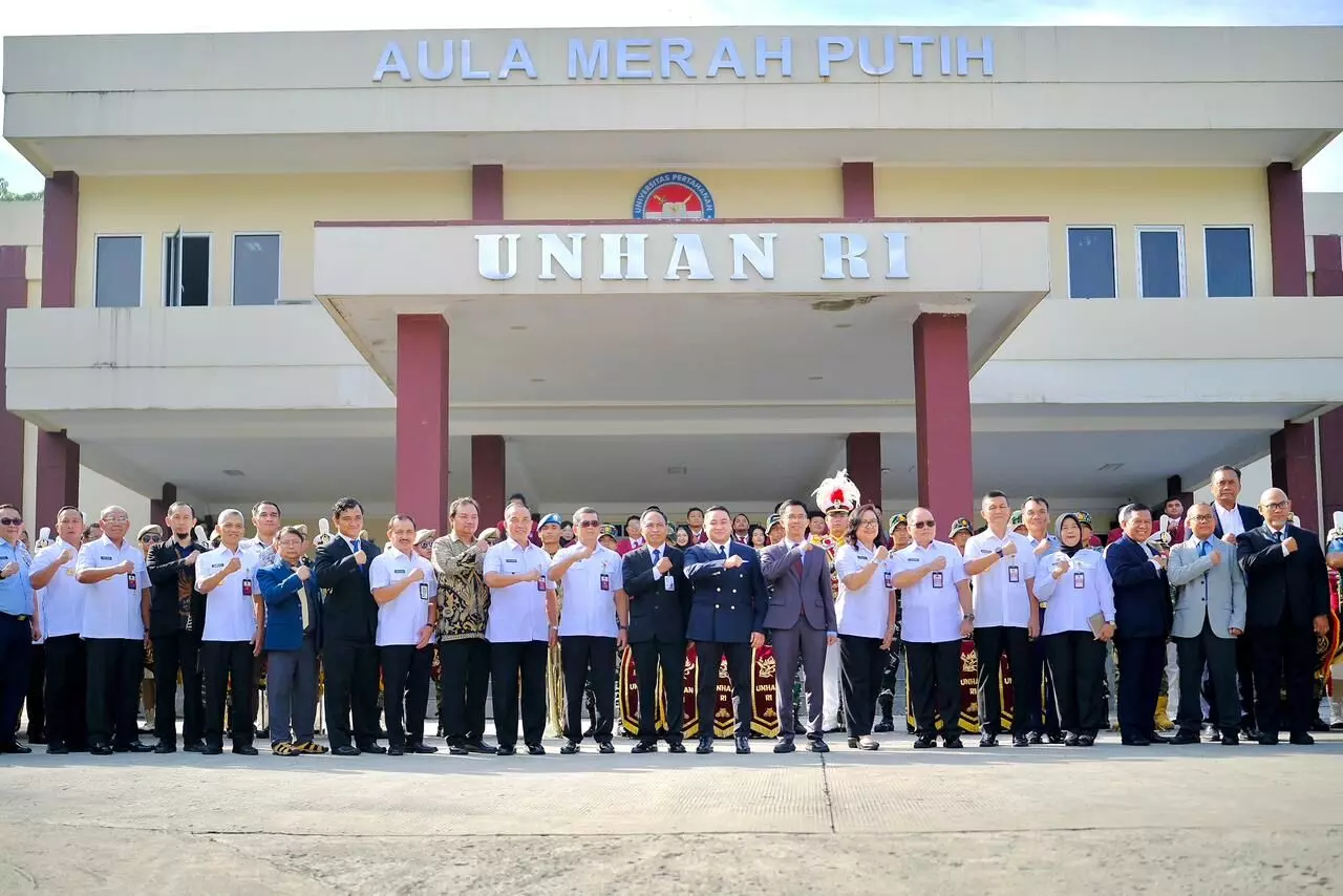 Kemandirian Pertahanan Nasional: Sinergi Pemerintah, Industri, dan Akademisi Kemandirian Pertahanan Nasional: Sinergi Pemerintah, Industri, dan Akademisi