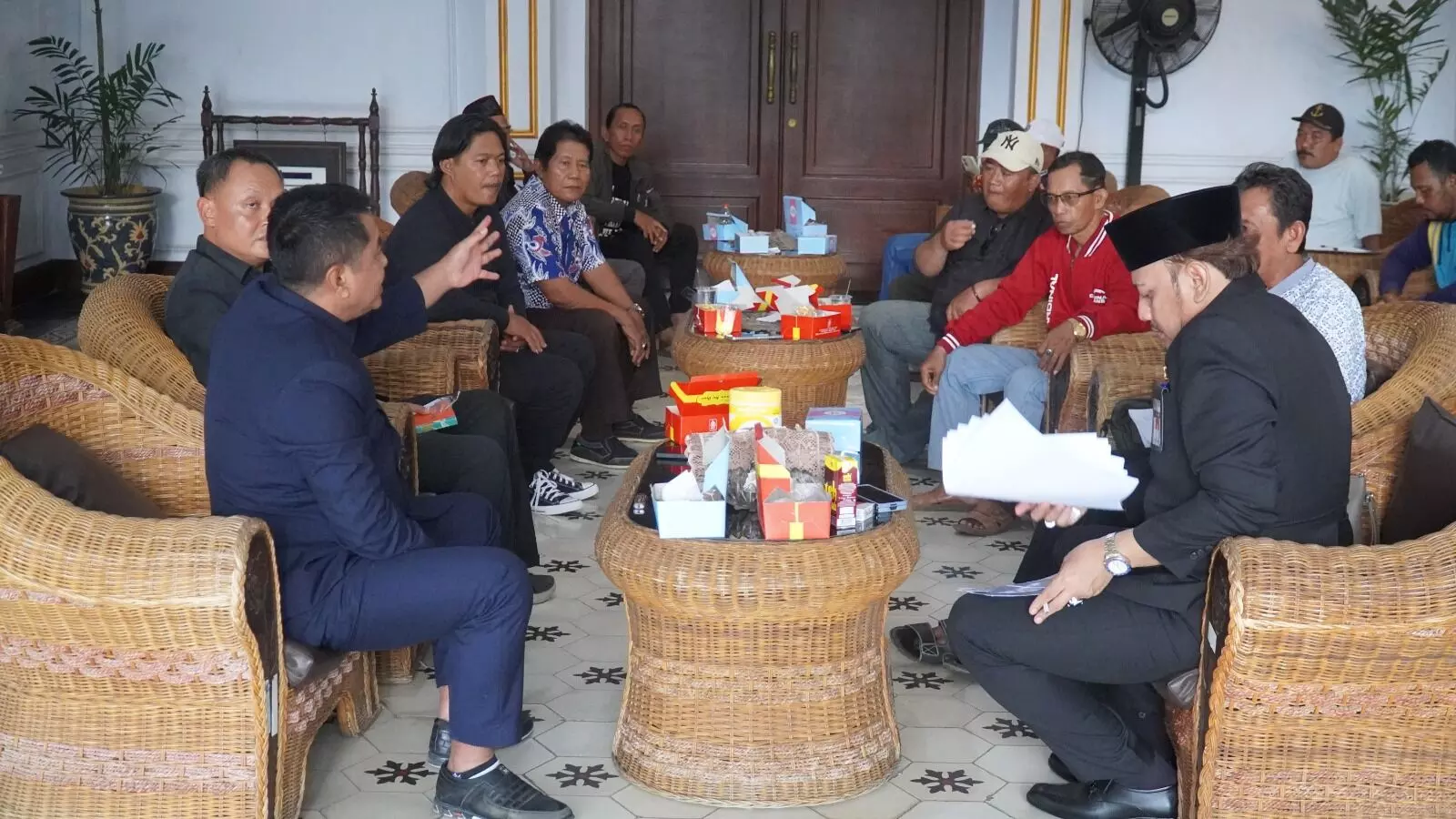 Warga RW 3 Mlanyar, Kelurahan Muarareja minta peninggian jalan untuk atasi rob Warga RW 3 Mlanyar, Kelurahan Muarareja minta peninggian jalan untuk atasi rob