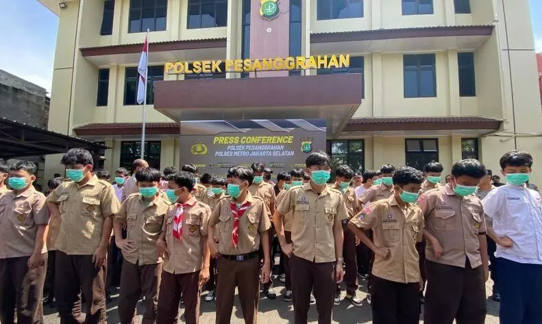 Siswa hendak tawuran di Jaksel disanksi nyanyi Tek Kotek Anak Ayam Siswa hendak tawuran di Jaksel disanksi nyanyi Tek Kotek Anak Ayam