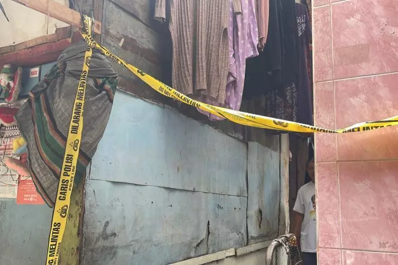 Warga temukan mayat di Kali Inspeksi Jakarta Barat Warga temukan mayat di Kali Inspeksi Jakarta Barat