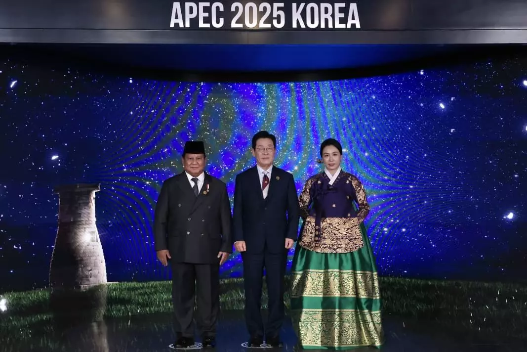 Prabowo hadiri Gala Dinner KTT APEC 2025, pose dengan Presiden Lee dan Madam Kim Prabowo hadiri Gala Dinner KTT APEC 2025, pose dengan Presiden Lee dan Madam Kim