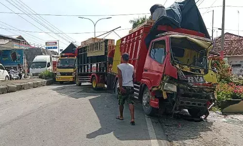 Kecelakaan di Jalur Pantura Kota Tegal, truk terguling, semua pengemudi selamat Kecelakaan di Jalur Pantura Kota Tegal, truk terguling, semua pengemudi selamat
