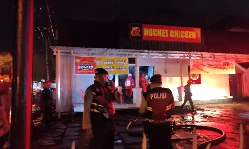 Roket Chicken Salatiga terbakar, kerugian puluhan juta Roket Chicken Salatiga terbakar, kerugian puluhan juta