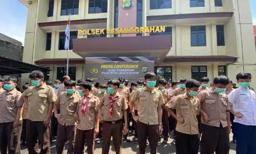 Siswa hendak tawuran di Jaksel disanksi nyanyi Tek Kotek Anak Ayam Siswa hendak tawuran di Jaksel disanksi nyanyi Tek Kotek Anak Ayam