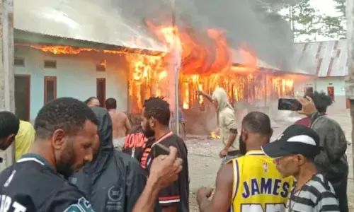 Diduga akibat kompor meledak, enam kos dan satu rumah terbakar di Yahukimo, Papua