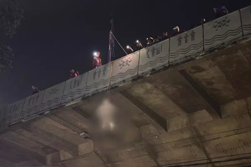 Petugas evakuasi jasad pria gantung diri di Flyover Pasupati Petugas evakuasi jasad pria gantung diri di Flyover Pasupati