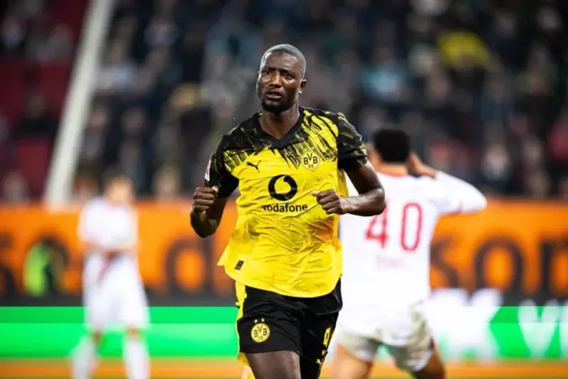 Borussia Dortmund melesat ke posisi kedua setelah hajar Augsburg 1-0 Borussia Dortmund melesat ke posisi kedua setelah hajar Augsburg 1-0