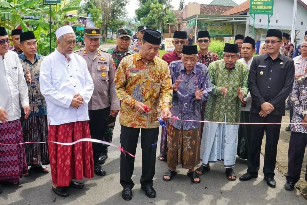 Bupati Magelang resmikan Jalan KH Utsman di Tegalrejo Bupati Magelang resmikan Jalan KH Utsman di Tegalrejo
