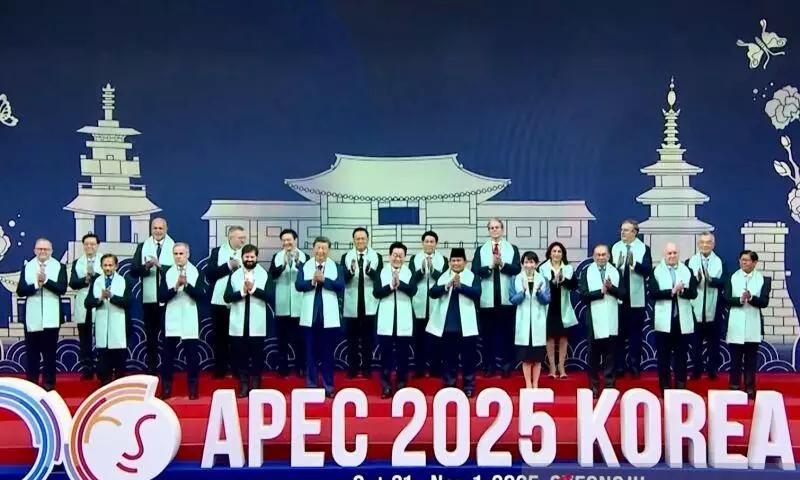 KTT APEC, Presiden Prabowo berfoto di barisan depan bersama tuan rumah KTT APEC, Presiden Prabowo berfoto di barisan depan bersama tuan rumah