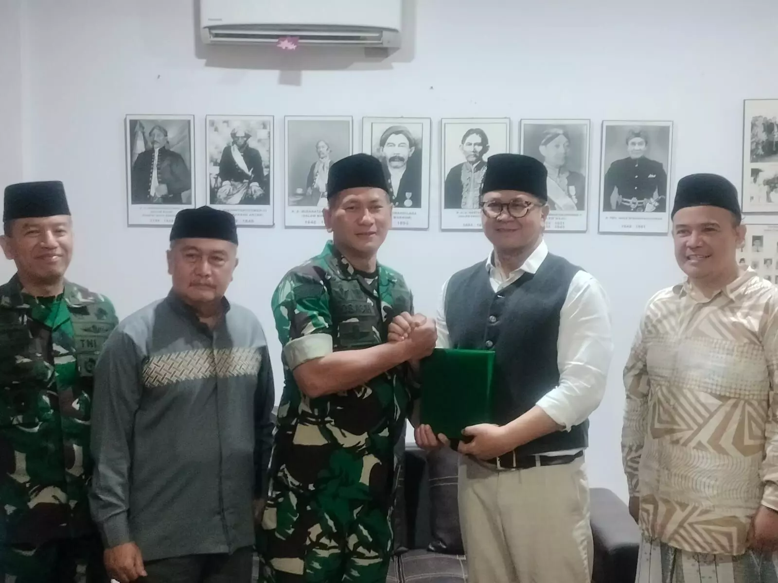 Di Masjid Raya Bandung, Pangdam III/Siliwangi Mayjen Kosasih kenang saat jadi marbot Di Masjid Raya Bandung, Pangdam III/Siliwangi Mayjen Kosasih kenang saat jadi marbot
