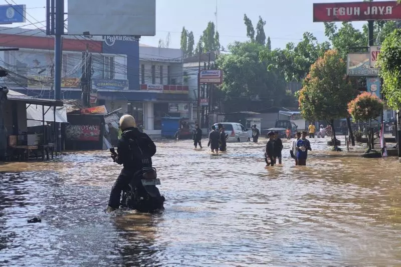 Polisi rekayasa lalu lintas saat banjir genangi Dayeuhkolot Bandung Polisi rekayasa lalu lintas saat banjir genangi Dayeuhkolot Bandung