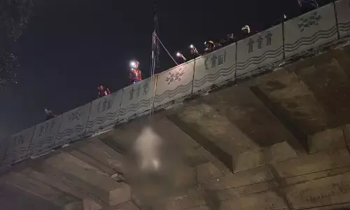 Petugas evakuasi jasad pria gantung diri di Flyover Pasupati Petugas evakuasi jasad pria gantung diri di Flyover Pasupati