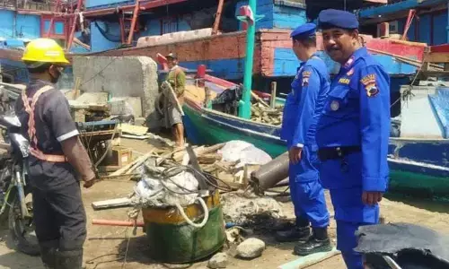 Polairud Tegal Kota sigap jaga nelayan dan cegah kebakaran kapal Polairud Tegal Kota sigap jaga nelayan dan cegah kebakaran kapal