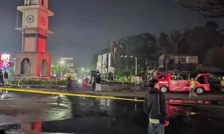 Polres Cianjur tutup Jalan Perintis Kemerdekaan akibat kebakaran Polres Cianjur tutup Jalan Perintis Kemerdekaan akibat kebakaran