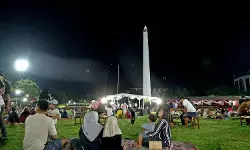 Tjangkroekan Djoeang, sensasi kuliner Nasi Osek dan Sego Sadukan di Tugu Pahlawan
