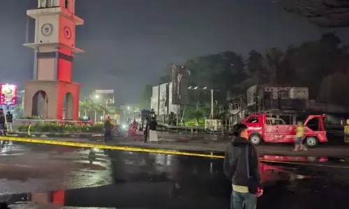 Polres Cianjur tutup Jalan Perintis Kemerdekaan akibat kebakaran Polres Cianjur tutup Jalan Perintis Kemerdekaan akibat kebakaran