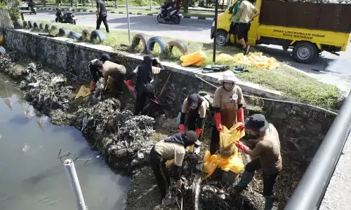 Sungai Sanset Land Kota Mataram dibersihkan dari sampah