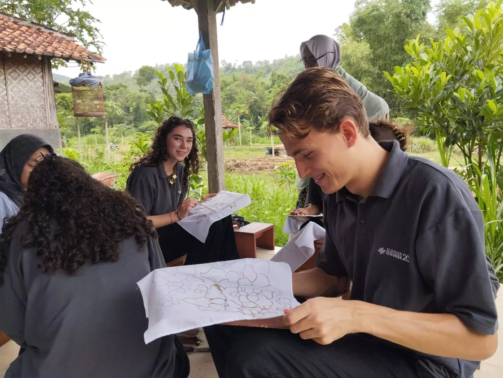 Mahasiswa Summer Course 2025 dari berbagai negara antusias membatik di Imogiri, Bantul