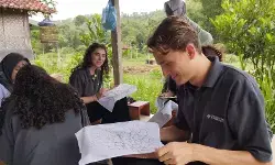 Mahasiswa Summer Course 2025 dari berbagai negara antusias membatik di Imogiri, Bantul