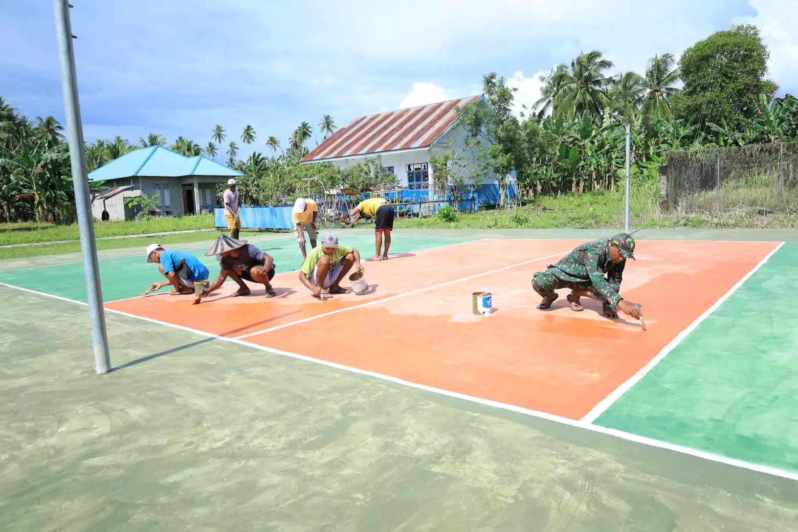 TMMD Kodim 1505/Tidore tuntaskan pengerjaan lapangan bola voli untuk warga