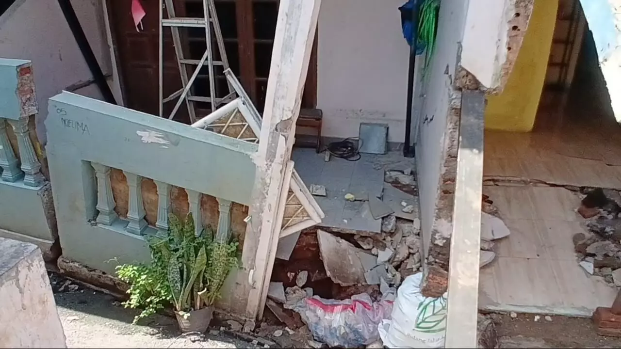 Empat rumah warga di Makasar rusak akibat abrasi, dua di antaranya ambruk Empat rumah warga di Makasar rusak akibat abrasi, dua di antaranya ambruk