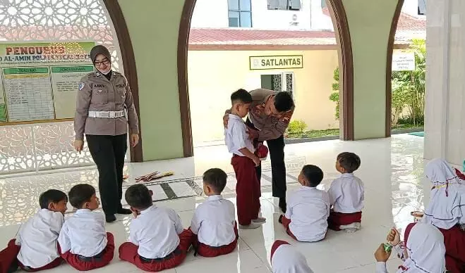 Sat Lantas Polres Tegal Kota kenalkan keselamatan berlalu lintas lewat Program Polsanak Sat Lantas Polres Tegal Kota kenalkan keselamatan berlalu lintas lewat Program Polsanak