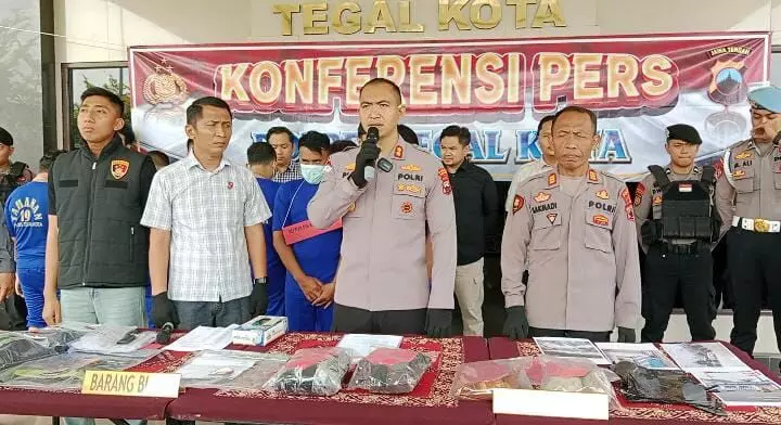 Polres Tegal Kota amankan dua pelaku pengrusakan kantor Polsek Tegal Barat Polres Tegal Kota amankan dua pelaku pengrusakan kantor Polsek Tegal Barat