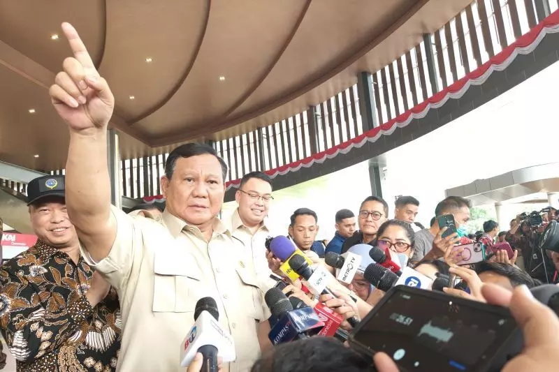 Tumpangi KRL, Prabowo bangga layanan kereta setara Eropa