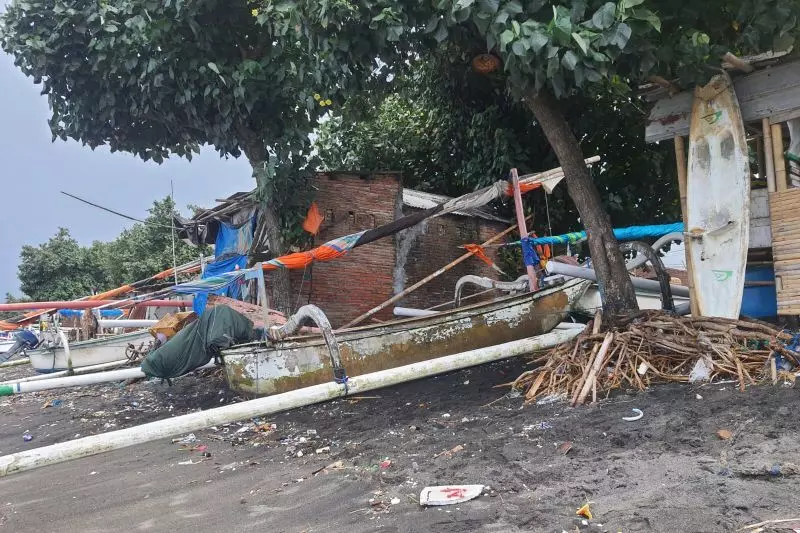 Sekitar 500 KK di Mataram terdampak abrasi pantai Sekitar 500 KK di Mataram terdampak abrasi pantai