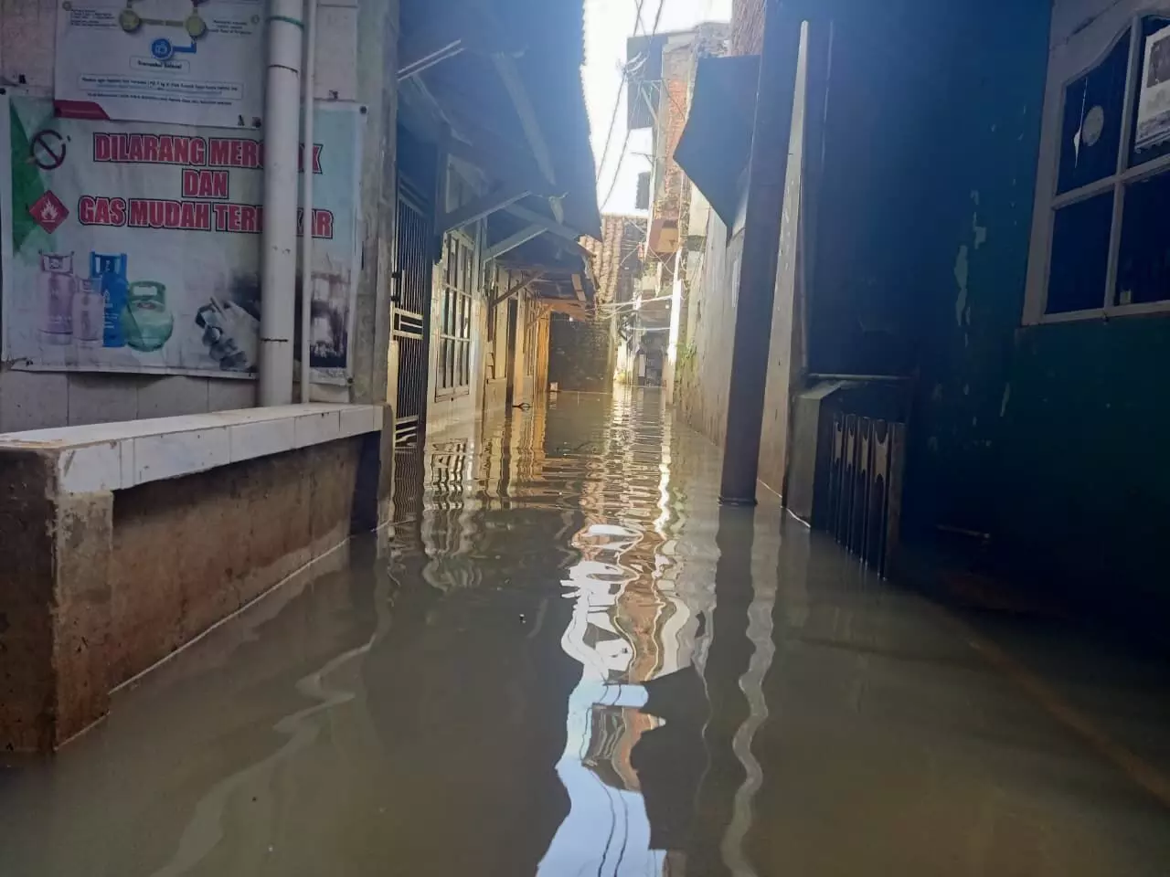 Warga Dayeuhkolot Kabupaten Bandung mulai membersihkan lumpur sisa banjir Warga Dayeuhkolot Kabupaten Bandung mulai membersihkan lumpur sisa banjir