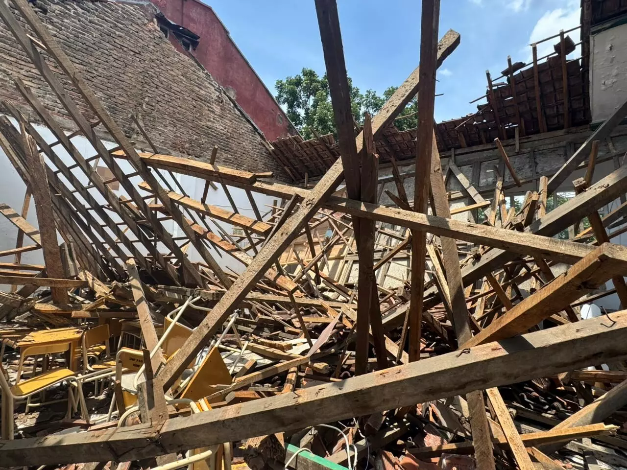 Atap sekolah roboh, sebagian siswa SMP Pasundan 1 Bandung PJJ