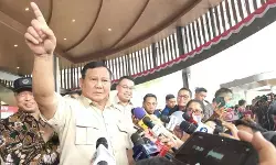 Tumpangi KRL, Prabowo bangga layanan kereta setara Eropa