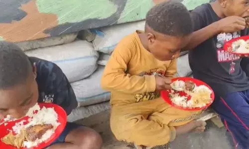 Satgas Yonif 521/DY sediakan MBG bagi anak-anak Kurima Yahukimo Satgas Yonif 521/DY sediakan MBG bagi anak-anak Kurima Yahukimo