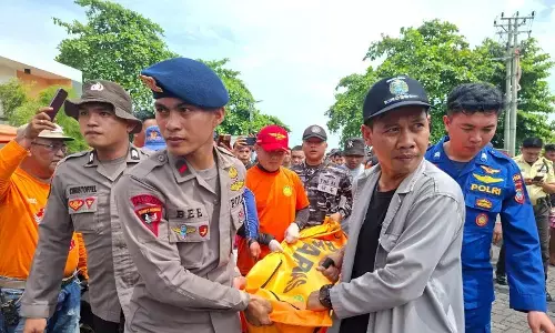 SAR temukan satu korban jatuh dari jet ski di Teluk Manado meninggal SAR temukan satu korban jatuh dari jet ski di Teluk Manado meninggal