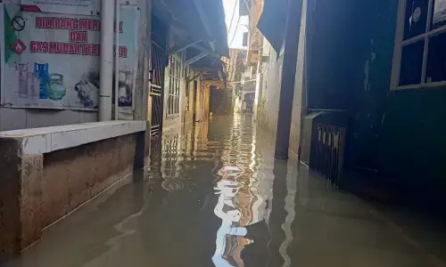 Warga Dayeuhkolot Kabupaten Bandung mulai membersihkan lumpur sisa banjir