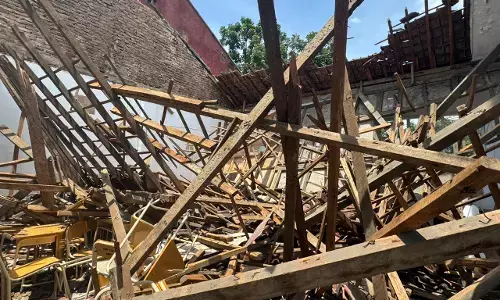 Atap sekolah roboh, sebagian siswa SMP Pasundan 1 Bandung PJJ