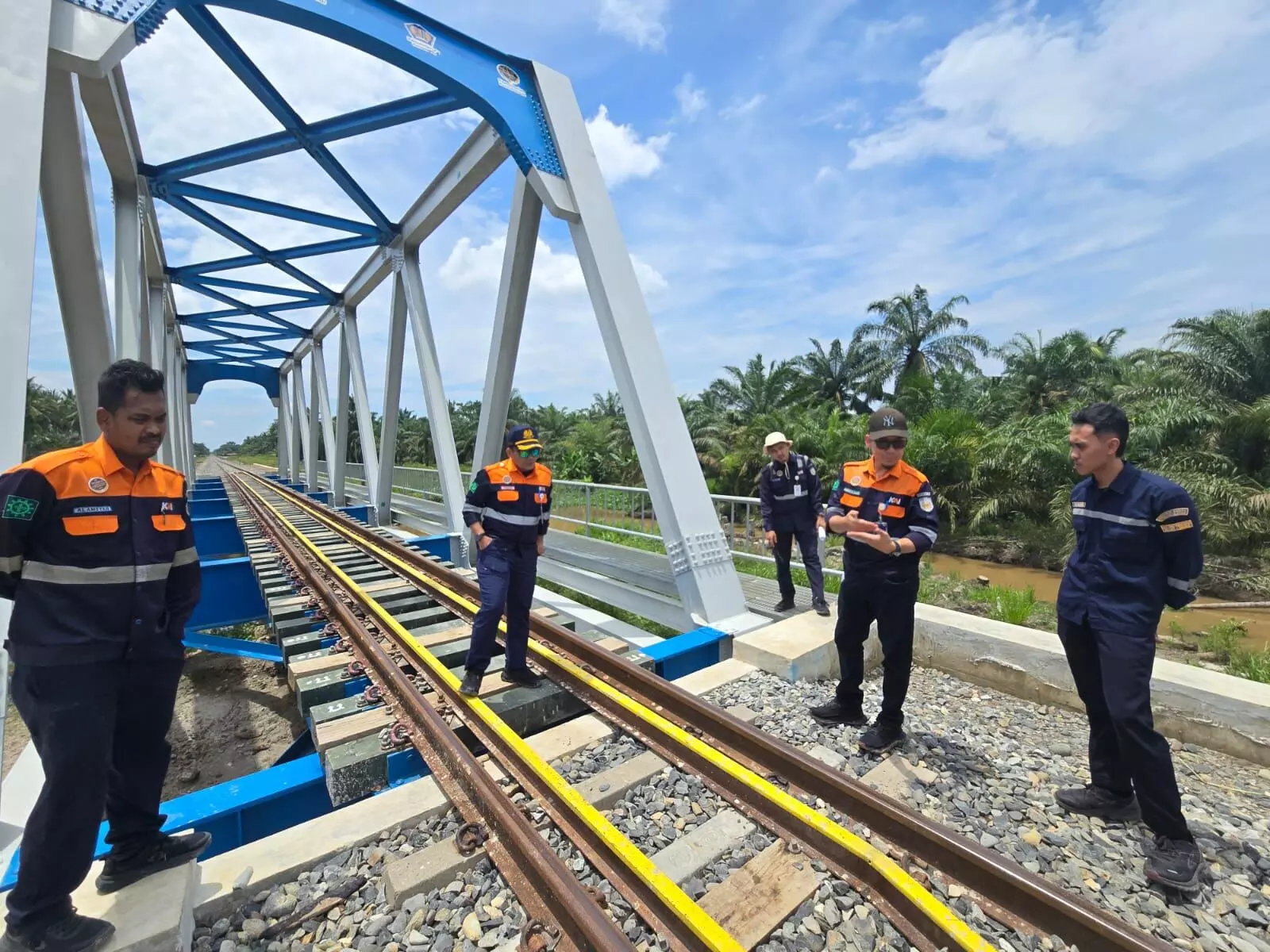 Siap sambut Nataru, KAI Sumut ganti ribuan bantalan rel di jembatan Kereta Api